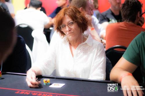 femme-joueuse-poker-holdem-tournoi-gujan-mestras